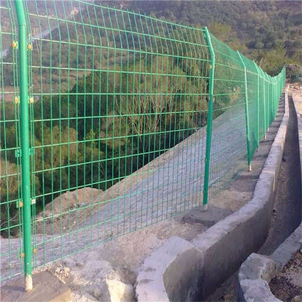 山區隔離護欄網 折彎綠色網欄 臨時防護鐵絲網包塑防銹