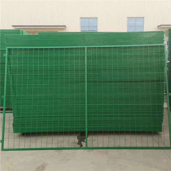 1.8米折彎護欄網 綠色邊框隔離柵 水渠岸邊兩側隔離網